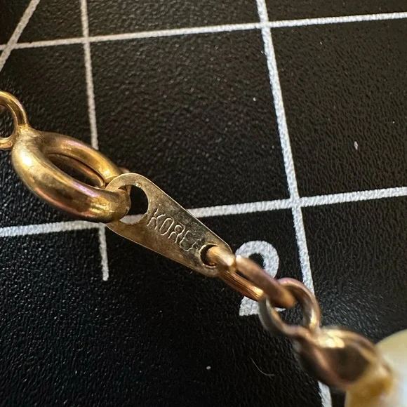 Faux pearl clear plastic beads with gold tone detail layered necklace - Picture 6 of 6